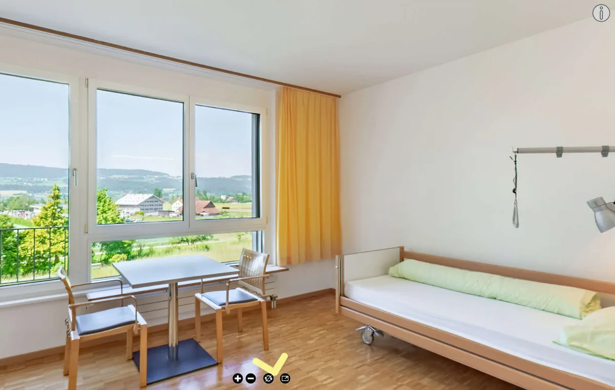 Besonders die Zimmer, die Ausstattung, der Ausblick und die Wirkung dürften potenzielle Bewohnerinnen und Bewohner interessieren. Fotos von den Alterszentren in Uster